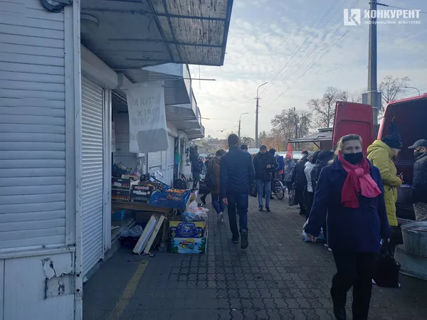 Як працюють Центральний та Варшавський ринки у Луцьку у карантин вихідного дня (фоторепортаж)