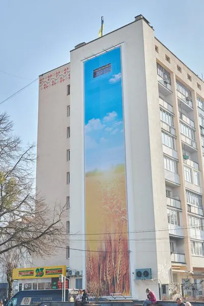 У Луцьку «Бім-Бом» прикрасили патріотичним банером (фото)