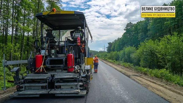 Понад Люцимером і до Світязя: на Волині асфальтують дорогу (фото)