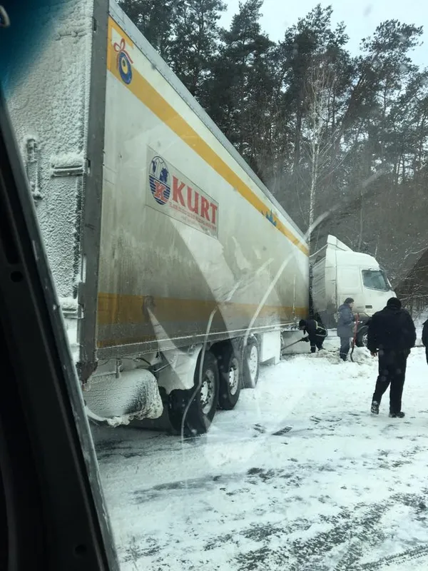 На Волині з траси злетіла фура