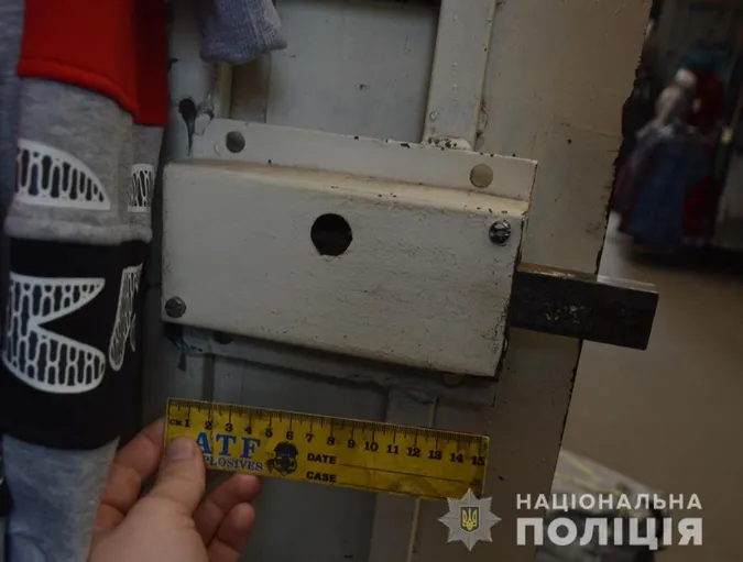 Відгинав металеві двері: волинянин обчистив два кіоски на ринку (фото)