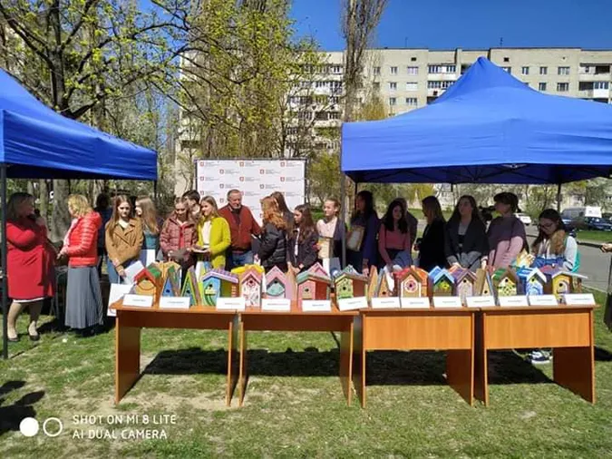 Кожній пташині по арт- хатині: у Луцьку розвісили нові шпаківні (фото)
