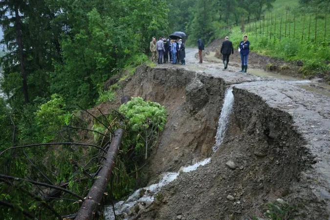 Негода в гірських районах: розмило дороги та мости, авто й городи у воді (ФОТО)