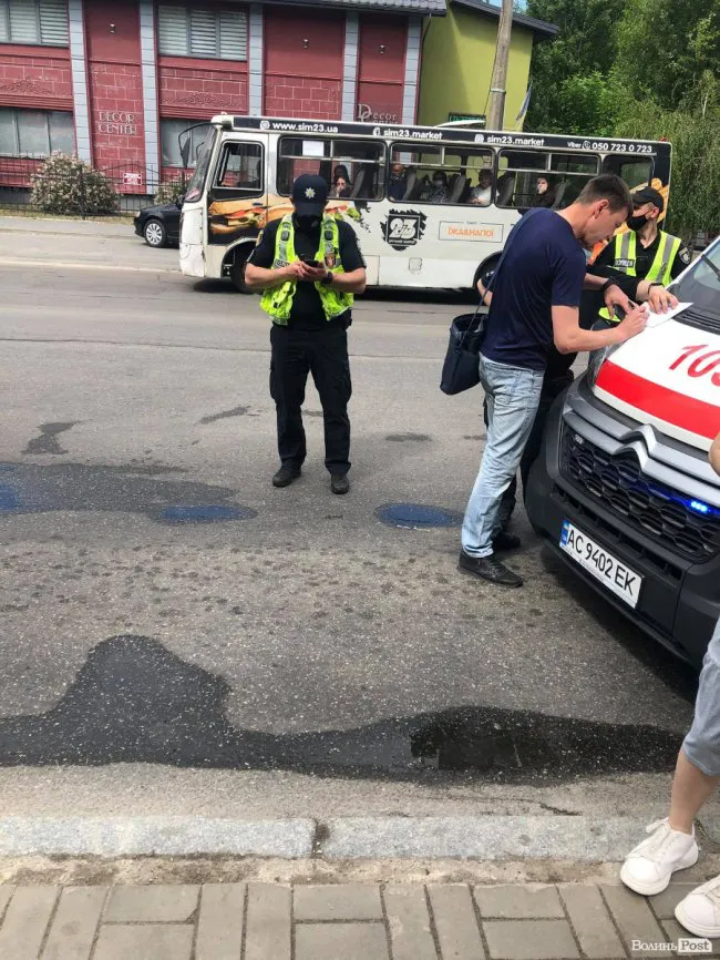 У Луцьку на переході авто наїхало на чоловіка та двох дітей (фото)