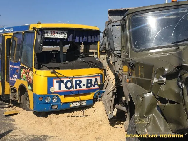 У Луцьку маршрутка протаранила вантажівку. Семеро людей – в лікарні (фото, відео)