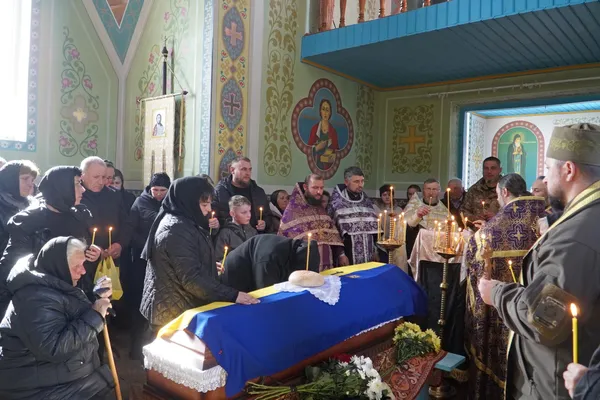 Дві громади у жалобі: на Волині провели в останню путь 34-річного воїна Михайла Чикирду (фото)