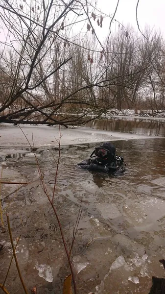 У Луцьку в Стиру продовжують шукати 21-річного чоловіка (фото)