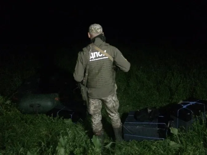 На Волині контрабандисти-втікачі залишили човен і сигарети