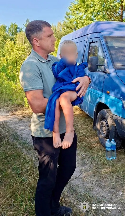 На Житомирщині всю ніч шукали 2-річного малюка: дитину знайшли в лісі (фото)