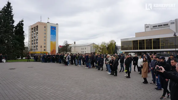 Він хотів би, щоб ми посміхались: Луцьк попрощався із Героєм Андрієм Романовим (фото)