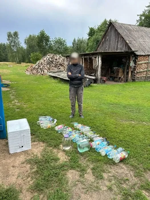 В селі на Волині «удобрили» землю самогоном: навіщо це зробили