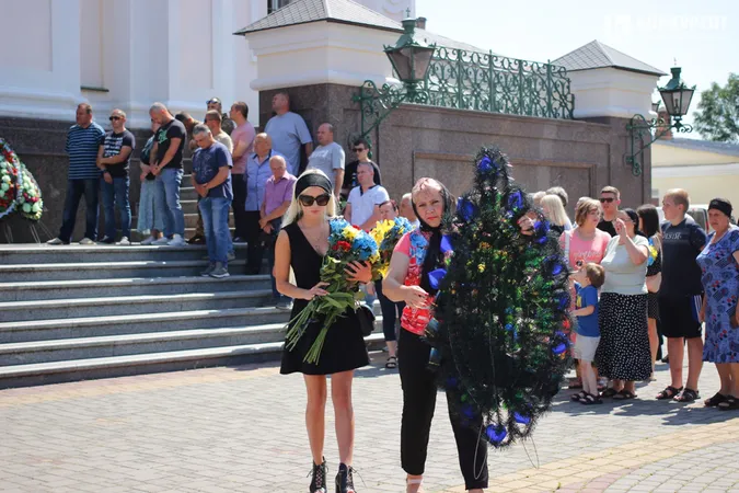 Віддали життя за нас: Луцьк на колінах попрощався з двома захисниками (фото, відео)