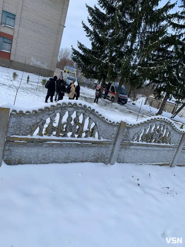 «Дітей виводили під руки»: на Волині учень на уроках розпилив невідому хімічну речовину
