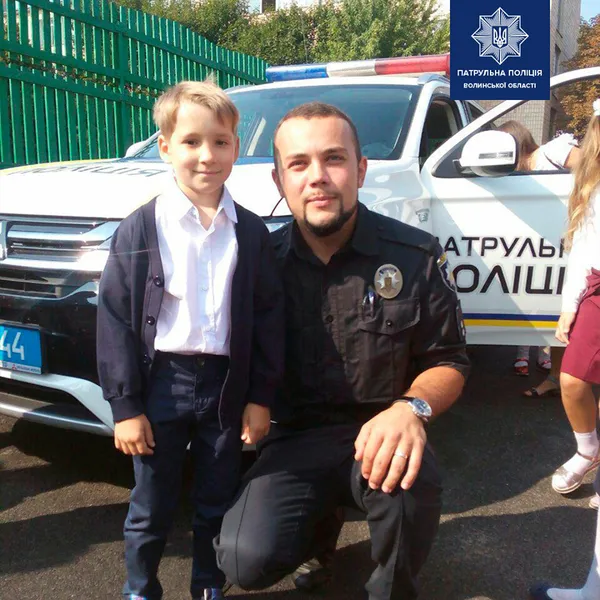 На Волині патрульні допомогли витягнути автобус із піску (фото)