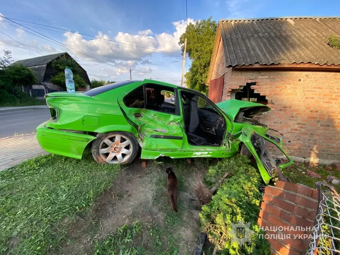 «Беха» протаранила гараж: повідомили деталі ДТП у Липинах (фото)