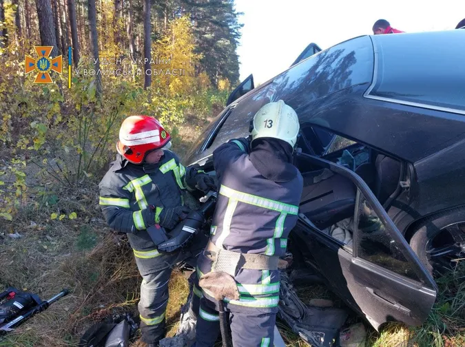 Людей затисло у авто: на Волині Mercedes злетів у кювет (фото, відео)