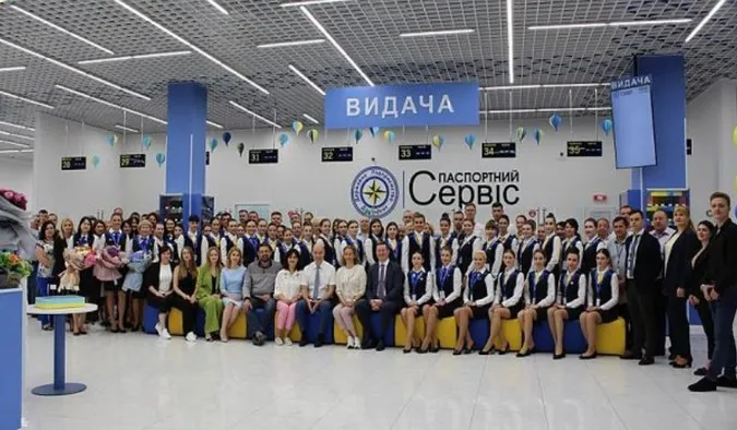 У Варшаві українські чоловіки почали отримувати паспорти (відео)