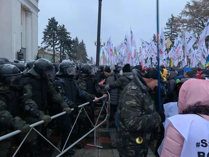 Підприємці у Києві намагаються взяти штурмом Верховну Раду (фото, відео)