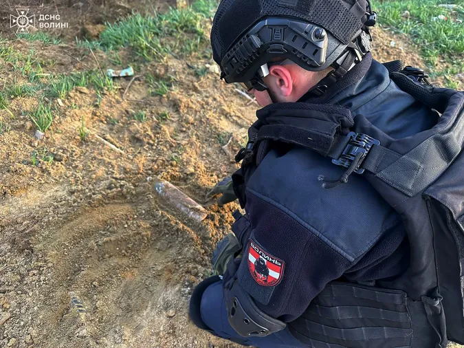 Металошукач не вщухав: на Волині найшли цілий склад снарядів (фото)