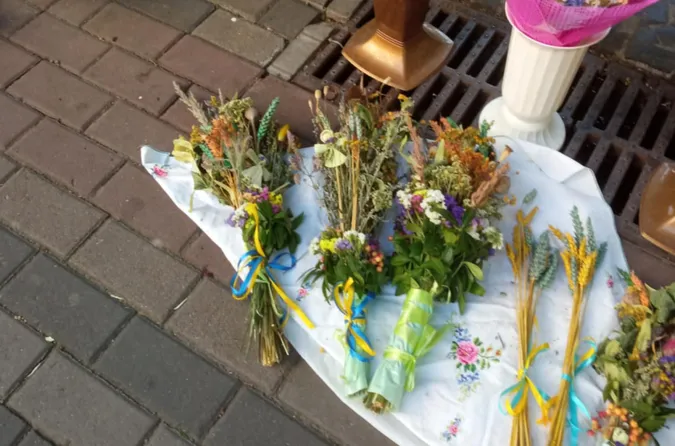 Скільки у Луцьку коштує букетик до Маковія