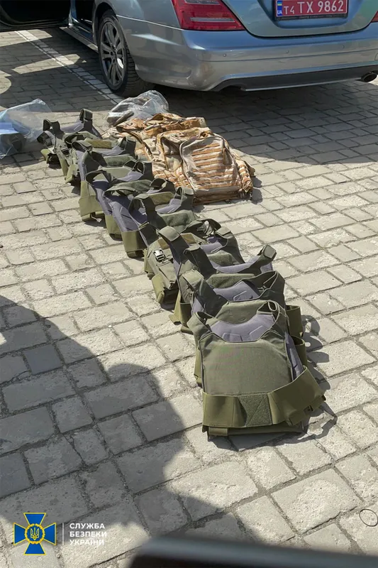 На Волині СБУ заблокувала незаконний збут партії бронежилетів і касок (фото, відео)