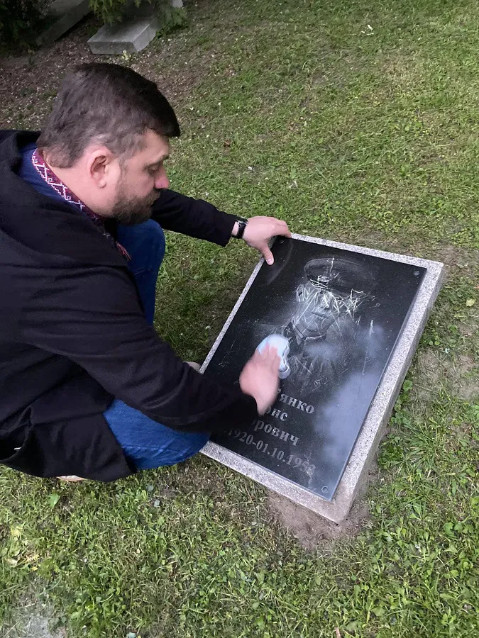 У Луцьку дитина розмалювала плити на меморіалі. А священник їх відмив (фото)