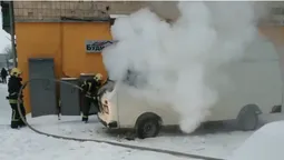 У Луцьку загорівся припаркований бус. Шукають власника (відео)