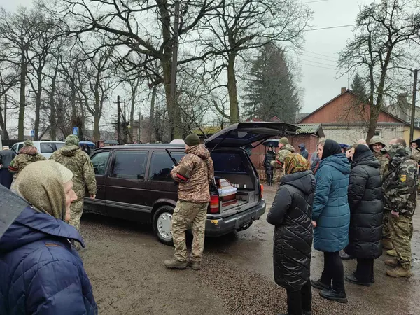 Залишилась дружина і діти: на Волині прощались із військовим Дмитром Мельничуком (фото)