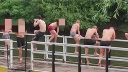 У луцькому парку відпочивальники стрибають з небезпечного причалу, а на дні – бетонна плита (фото)