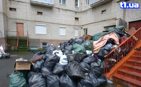 Лучани самотужки винесли зі згорілої квартири мішки мотлоху (фотофакт)