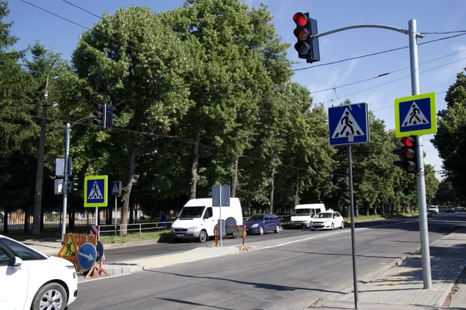 У Луцьку на Львівській встановили світлофор з «острівцем безпеки» (фото)