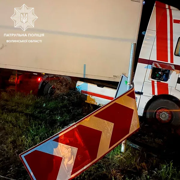 На Волині п'яний водій фури заснув за кермом і влаштував ДТП (фото)