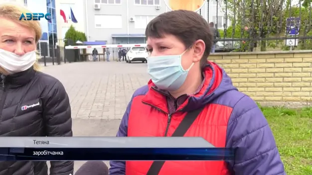 Черги за робочими візами у Луцьку: волиняни збираються за кордон
