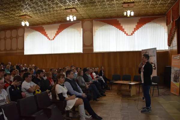 Фізкультура по-новому: Олександр Педан провів тренінг для луцьких вчителів (фото)