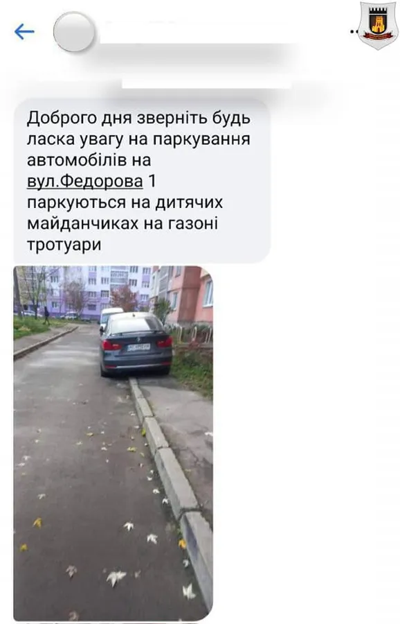У Луцьку муніципали покарали водіїв, які хаотично паркувалися у дворі (фото)
