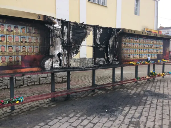 Розповіли подробиці загоряння Стели Героїв у центрі Луцька