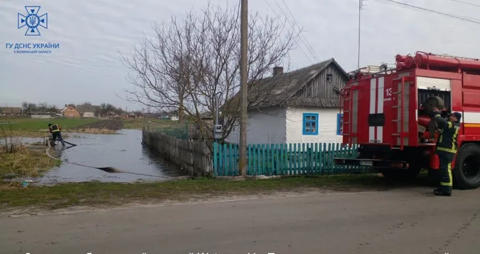Камінь-Каширщина у воді: рятувальники відкачали воду з присадибної ділянки (фото)