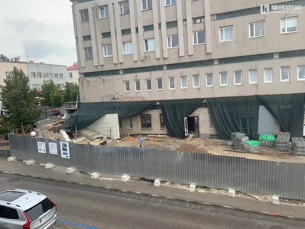 Вже все порозривали: у Луцьку активно працюють над новим сквером (фото)