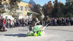 На Волині з'явився гігантський пам'ятник бджолі (фото)
