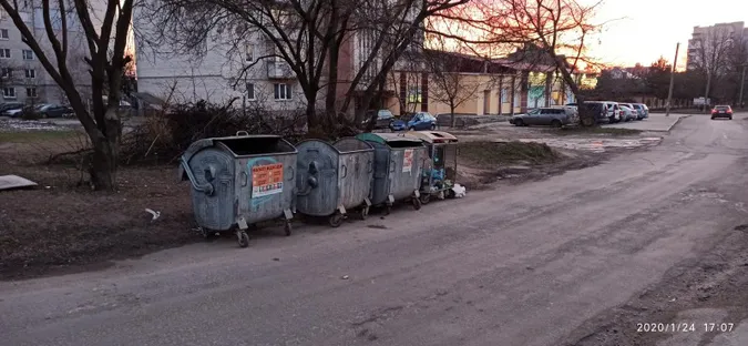 У Луцьку на проїзній частині стоять сміттєві баки