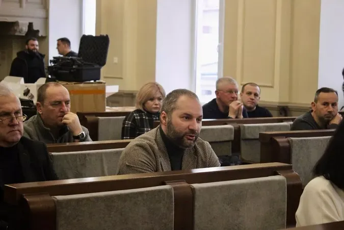 У Коломиї секретар міськради назвав депутатку «відьмою» – його звільнили (відео)