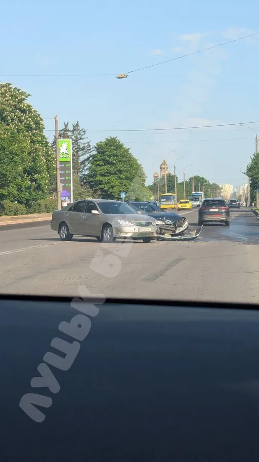 Передок – вщент: у Луцьку на Дубнівській влупились два легковики (фото)