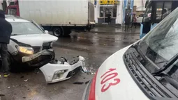 Центр Луцька паралізувала аварія за участю таксі (оновлено, відео)