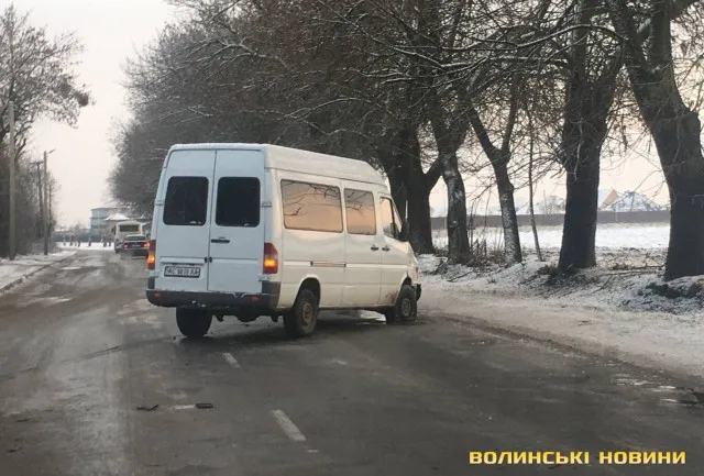 Вилетів у кювет: у Луцьку зіткнулися дві іномарки (фото)