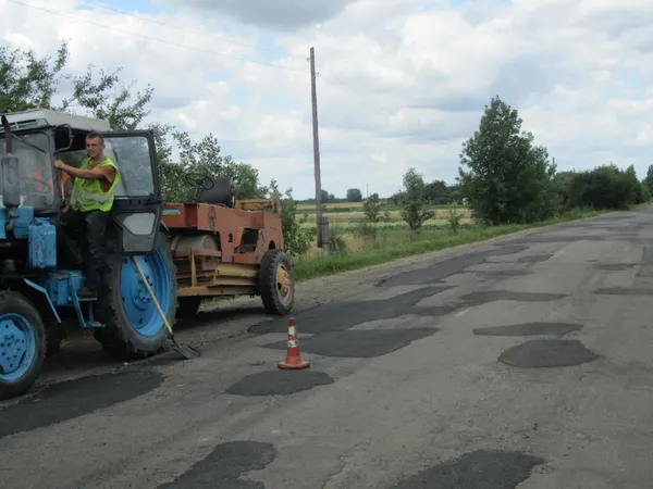 Між районними центрами Волині ремонтують дорогу (фото)