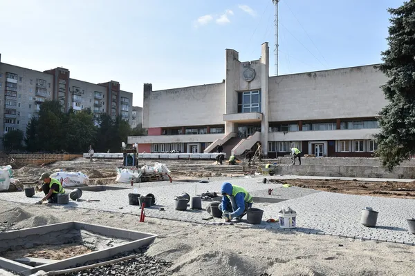 Екопарковка, плитка, бордюри: що зробили біля луцького РАЦСу (фото)