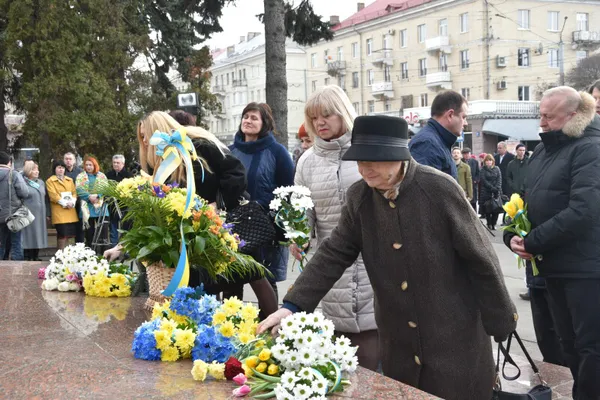 У центрі міста лучани читали вірші Шевченка (фото)
