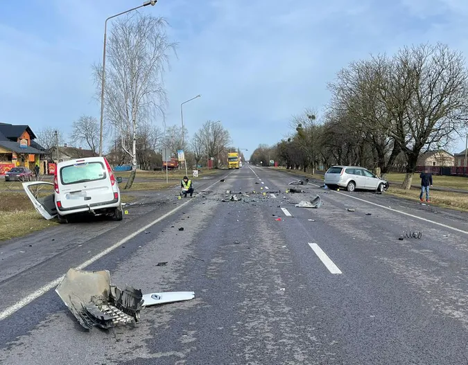 Водій загинув, двоє людей – у лікарні: подробиці смертельної ДТП в Луцькому районі (відео)