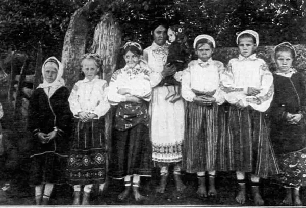 Босі і в хустинах: якими були юні волинянки на початку ХХ століття