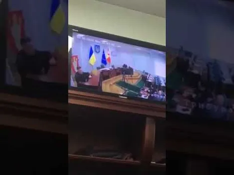 Перекис водню на руки, «під пахви», в рот: депутат Луцькради показав свою профілактику (відео)